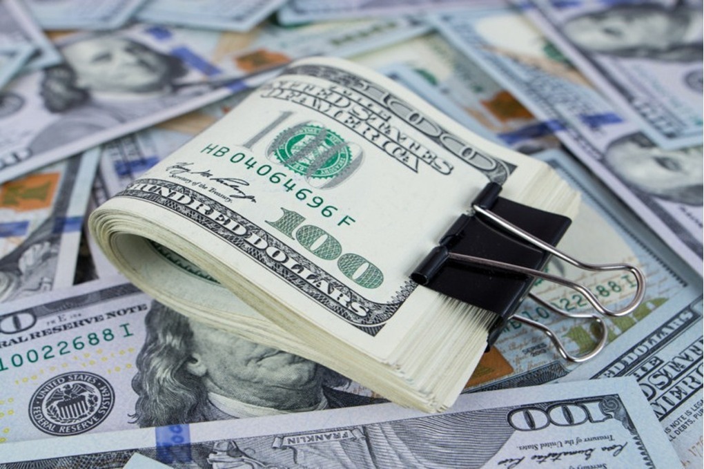 الدولار قرب أعلى مستوى في نحو 10 أيام مع جمود محادثات واشنطن وطهران