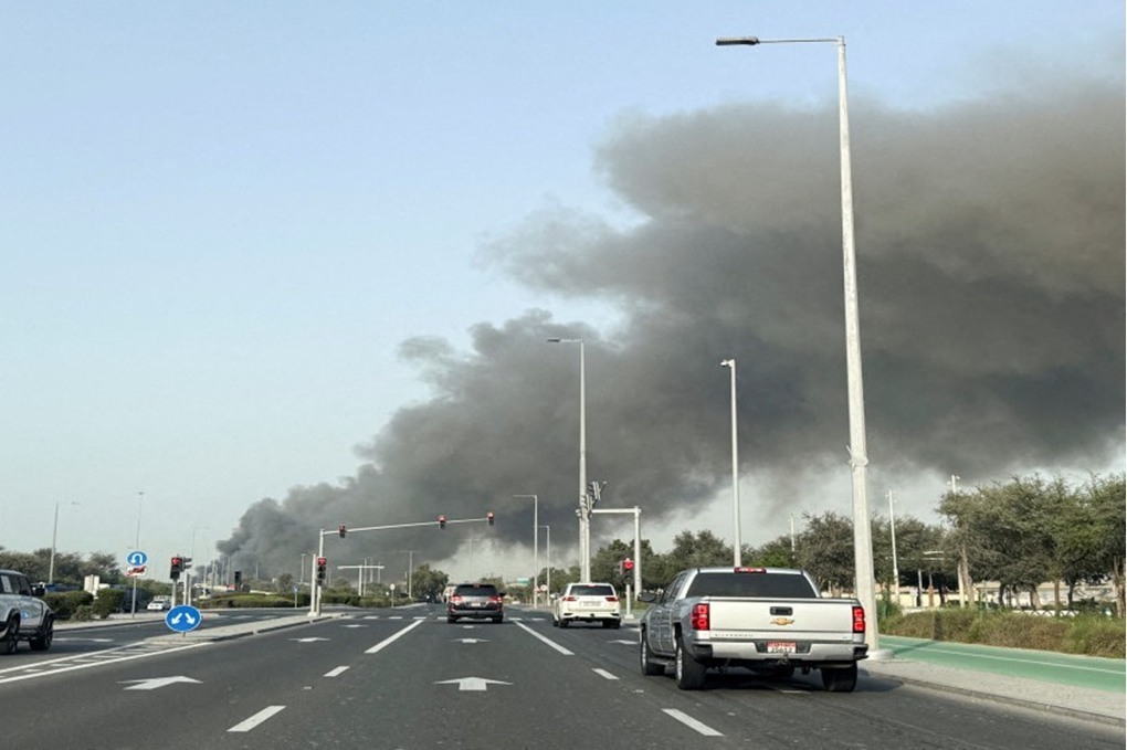 إصابة 12 شخصا جراء سقوط شظايا بمنطقة في أبوظبي