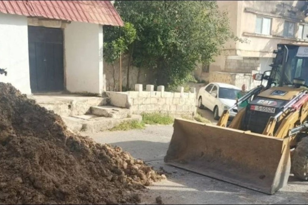 بلدية دير أبي سعيد تتعامل مع انهيار جزئي في شارع رئيس 