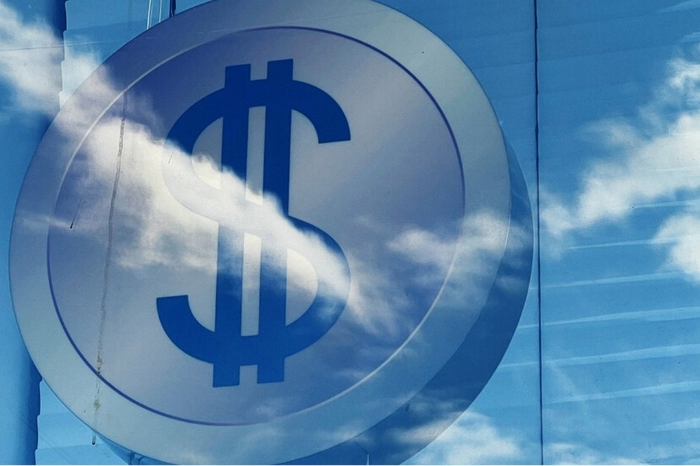 الدولار ينخفض مع تعليق هجوم إيران