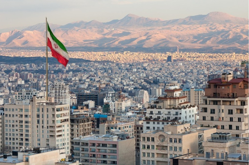 طهران تقول إن الكرة في ملعب واشنطن وتؤكد استعدادها للمحادثات أو الحرب