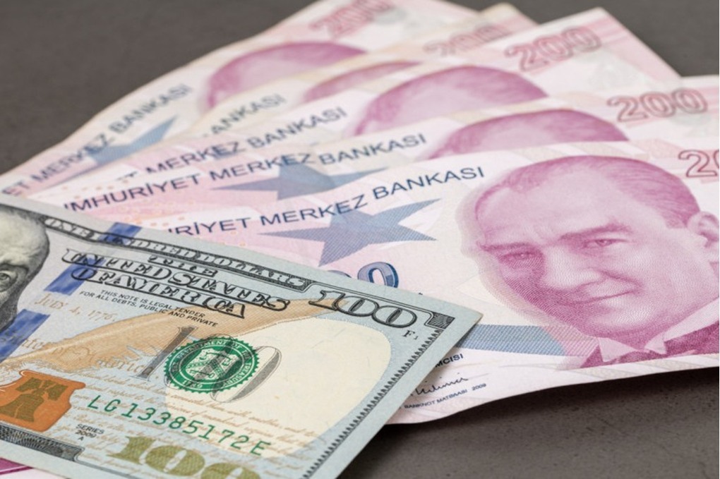 الليرة التركية عند مستوى متدن قياسي بعد حكم قضائي ضد المعارضة 