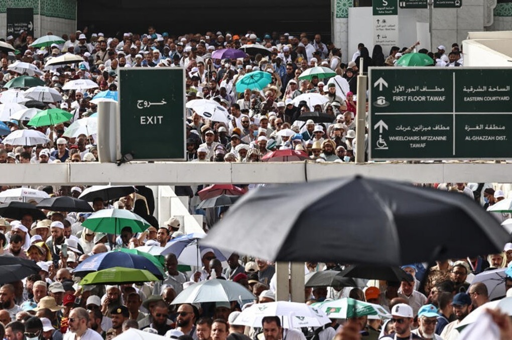 الحجاج يتوافدون على عرفات عشية أداء الركن الأعظم للحج