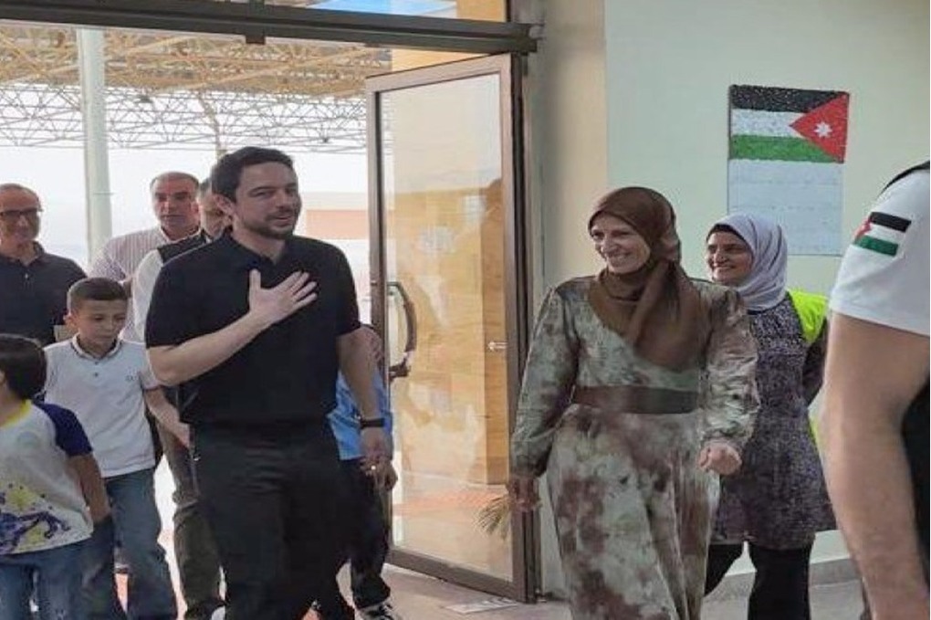 ولي العهد يتفقد سير العملية التعليمية في مجمع مدارس العقبة