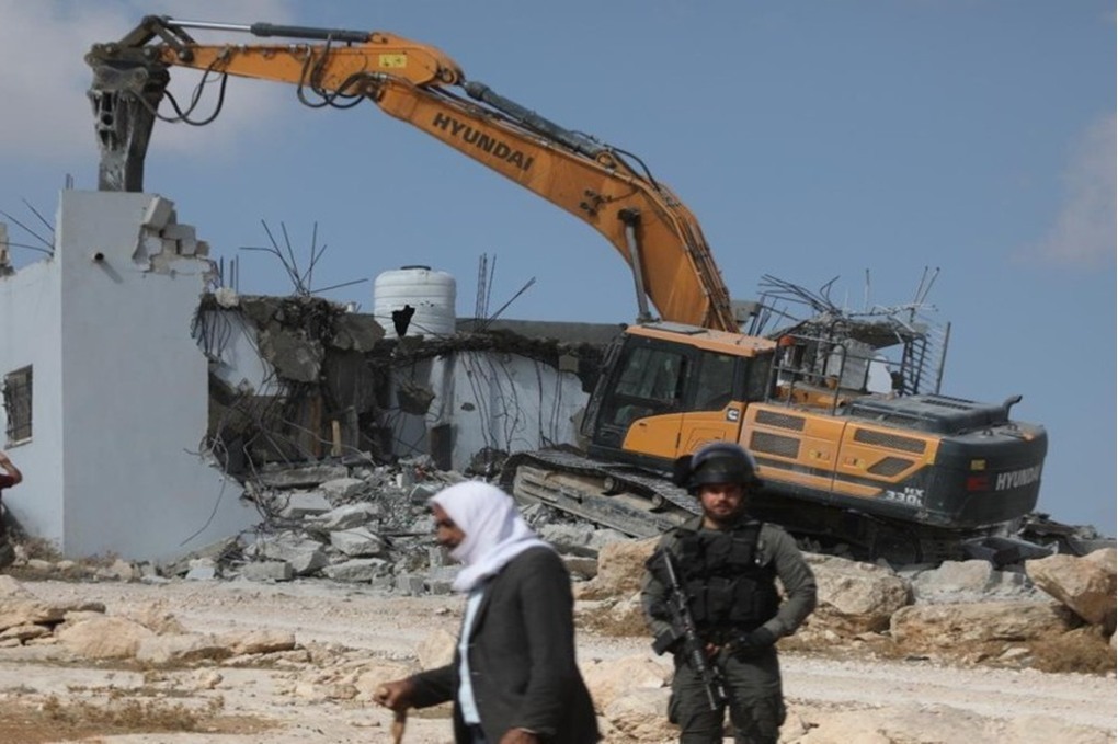 الاحتلال الإسرائيلي يهدم منزلا شمال القدس