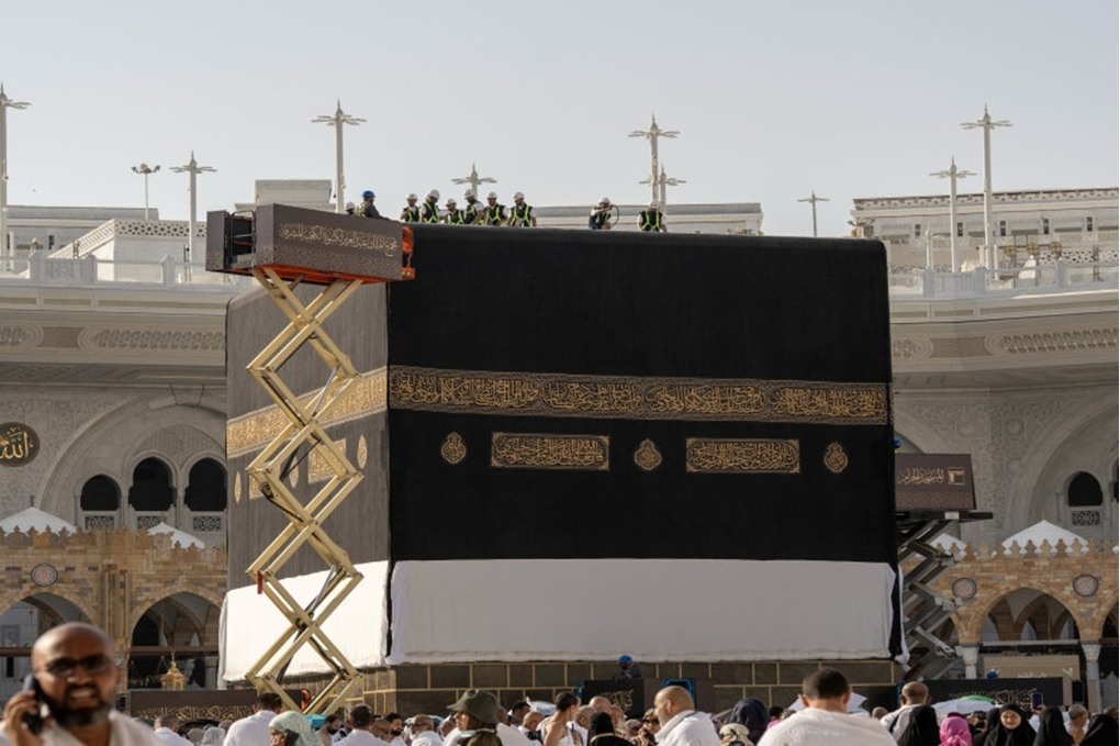 استبدال كسوة الكعبة المشرفة 