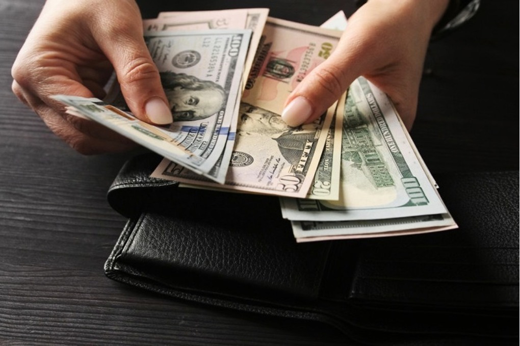 الدولار يقترب من أدنى مستوى في 10 أيام ولا متنفس للين رغم رفع الفائدة 