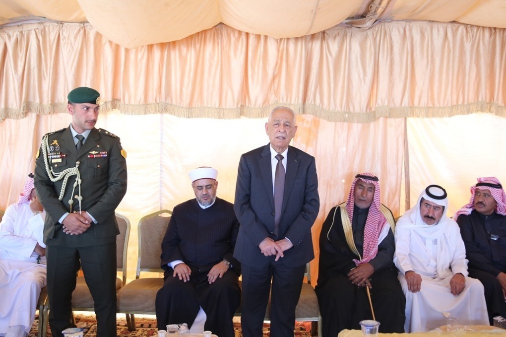 مندوبا عن الملك وولي العهد.. العيسوي يعزي عشائر العدوان والف