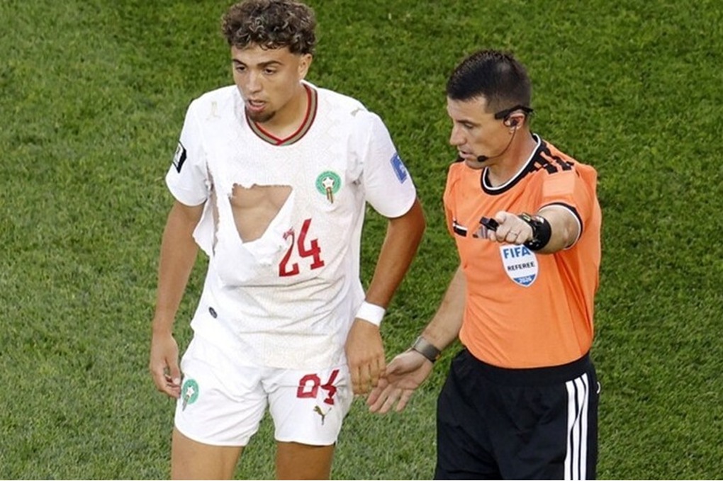بيان رسمي حول سبب تمزق قمصان منتخبي المغرب ومصر 