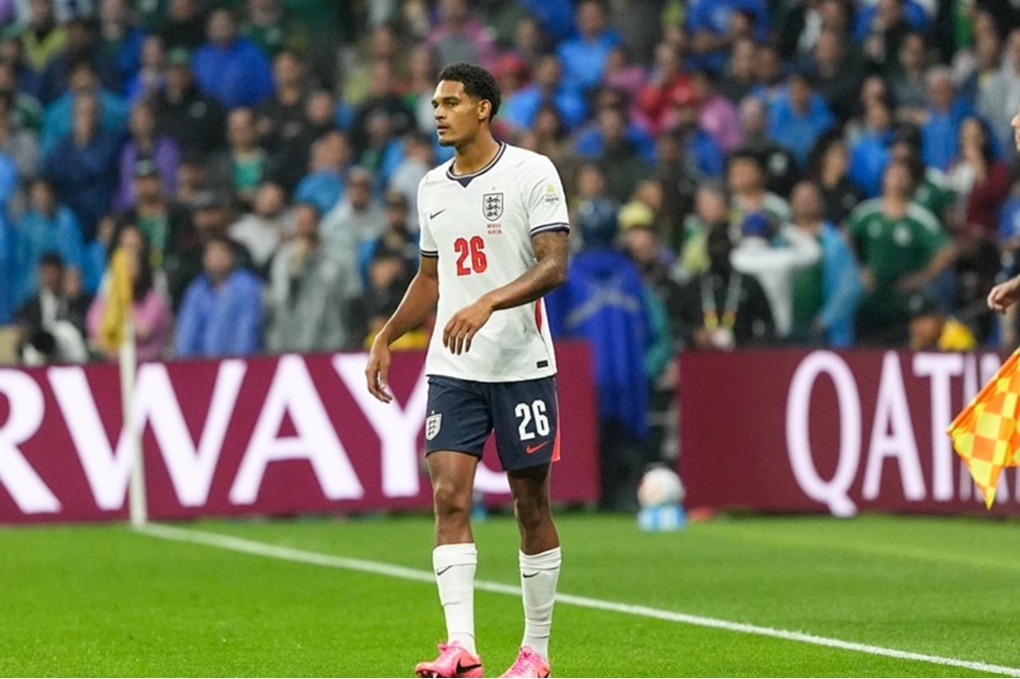 إيقاف كوانساه مدافع منتخب إنجلترا مباراتين قبل صدام النرويج في المونديال 