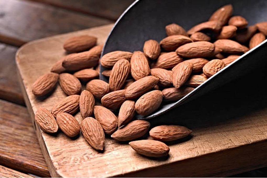 اللوز وخسارة الوزن.. كيف يساعد على مكافحة الدهون؟ 
