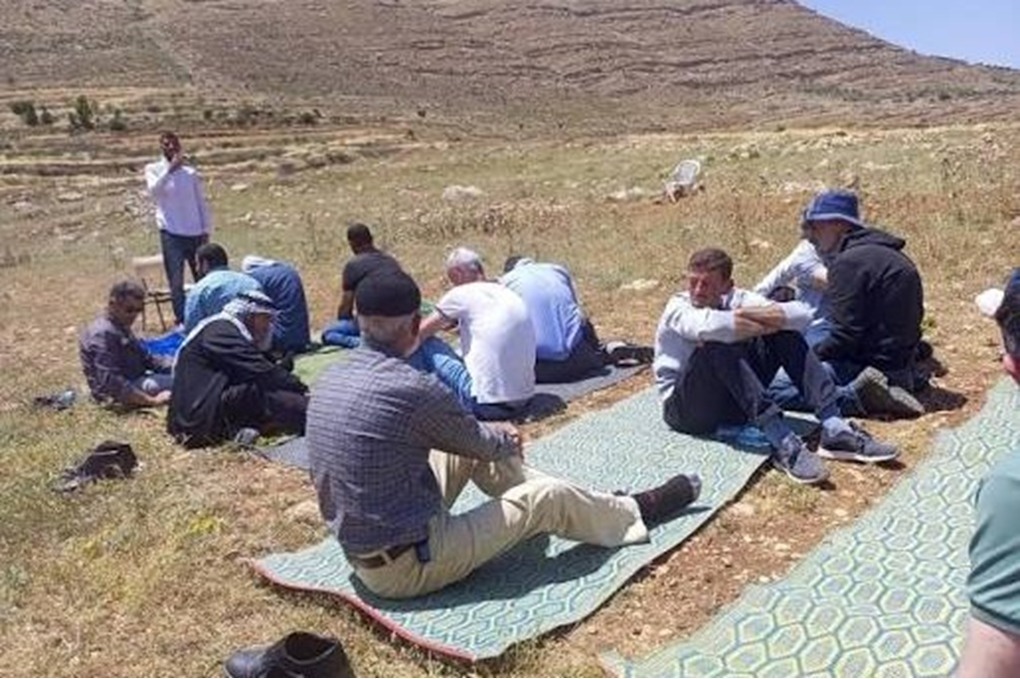 مستوطنون متطرفون يمنعون إقامة صلاة الجمعة في خربة طانا شرق نابلس 