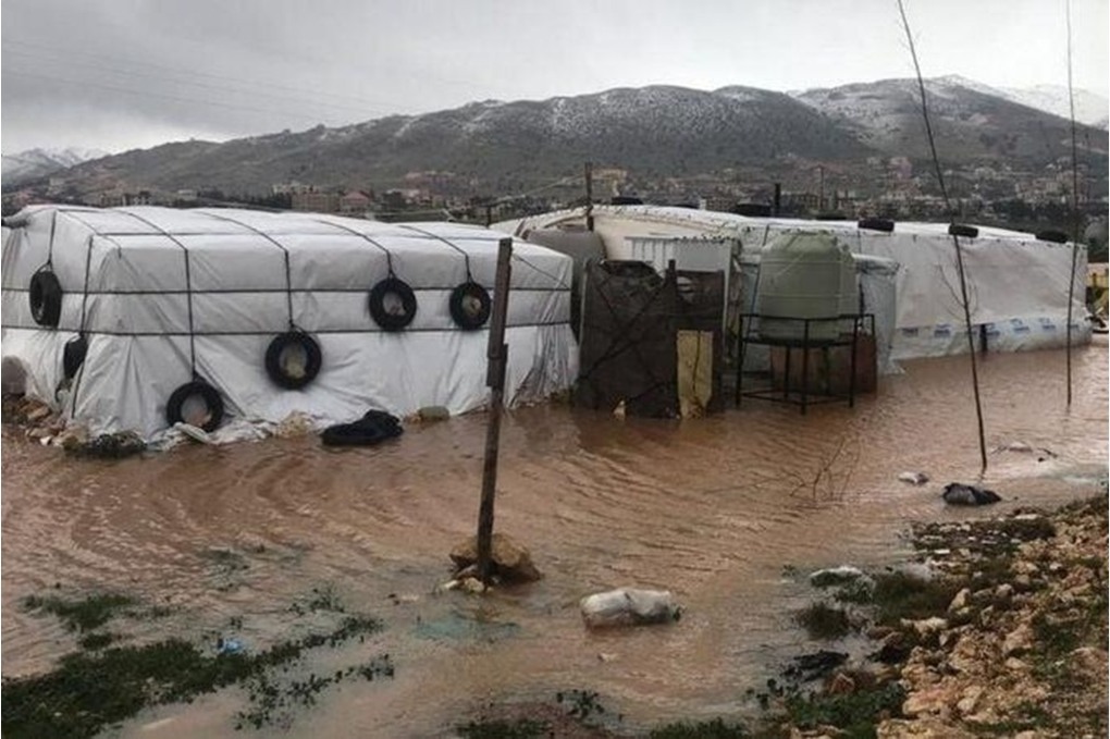 أمطار غزيرة تجرف طفلًا في مخيم البداوي شمالي لبنان 