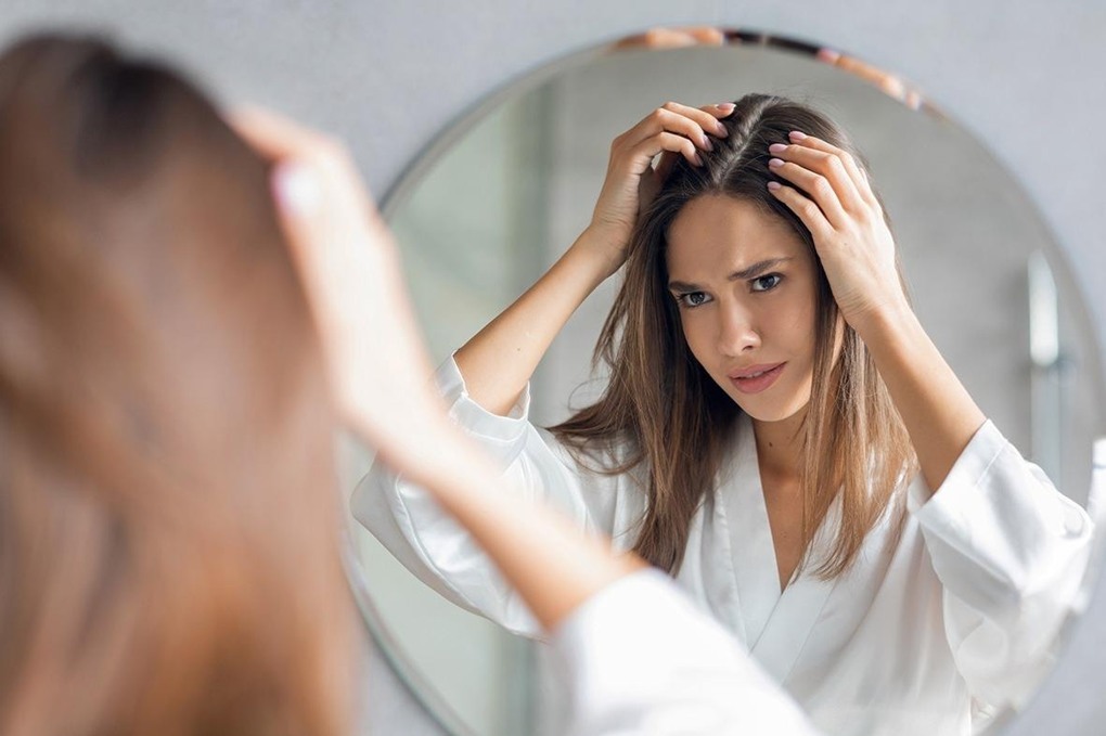 لماذا يصبح الشعر دهنياً بسرعة؟ عادات يومية قد تكون السبب 