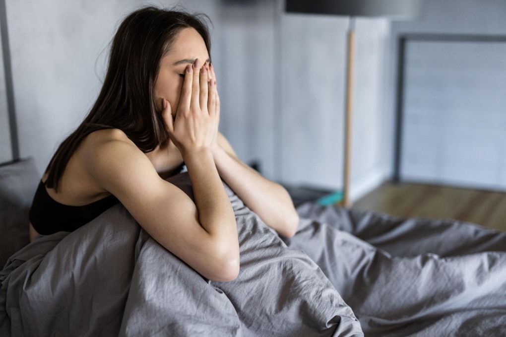 تنام ساعات كافية لكنك تستيقظ متعبًا؟ السبب قد يكون هنا 
