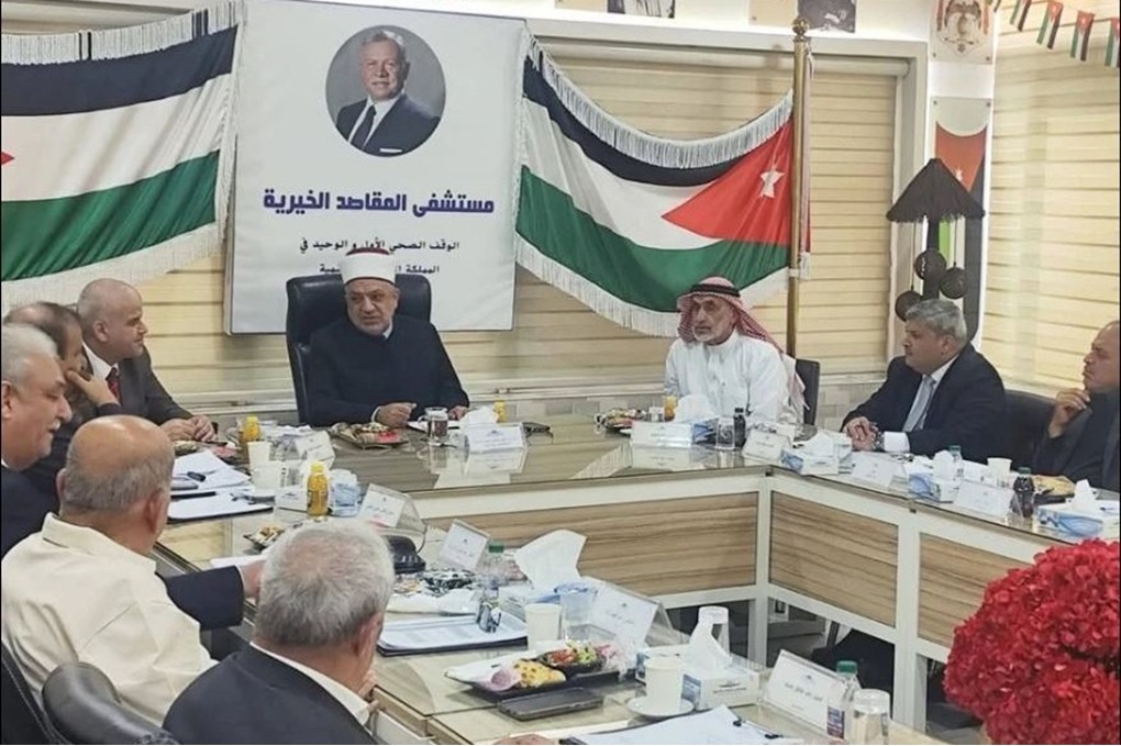 وزير الأوقاف يتفقد مستشفى المقاصد الخيرية ويترأس اجتماع مجلس إدارته 