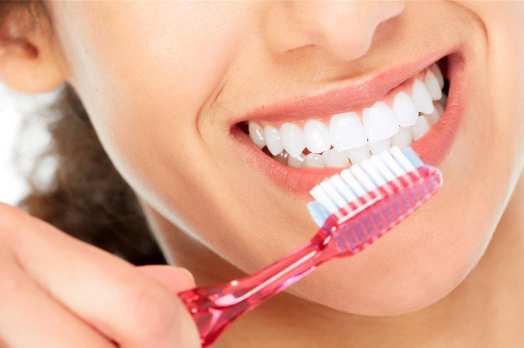 لا تنظف أسنانك بعد الإفطار مباشرة.. إليك السبب 