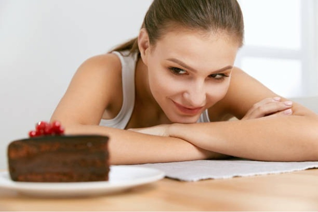 تشتهي الحلويات بعد العشاء؟ 3 أسباب قد تفسر ذلك 