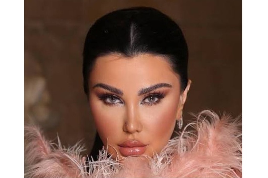 ممثلة سورية شهيرة تتعرض لوعكة صحية قبيل افتتاح مسرح الحمراء في دمشق 