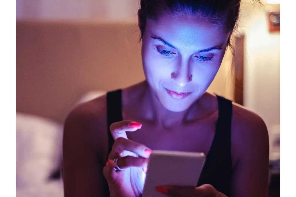 هاتفك لا يؤثر في عينيك فقط.. ماذا يفعل ضوءه ببشرتك؟ 