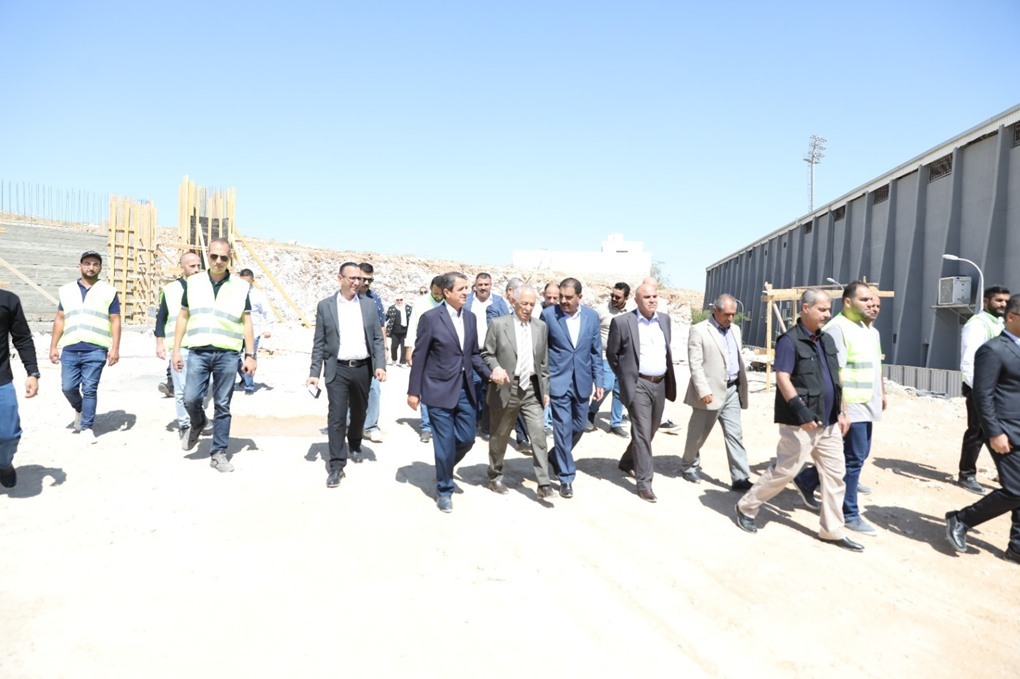 رئيس الديوان الملكي يتفقد مشاريع مبادرات ملكية في الزرقاء ويزور مبنى النادي القوقازي 